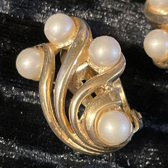 Vintage 1950’s Crown Trifari Goldtone Faux Pearl Flower Wings Clip On Earrings - Picture 2 of 9